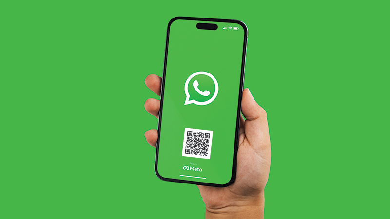 Smartphone con app WhatsApp e QR code per iscriversi al canale Altroconsumo